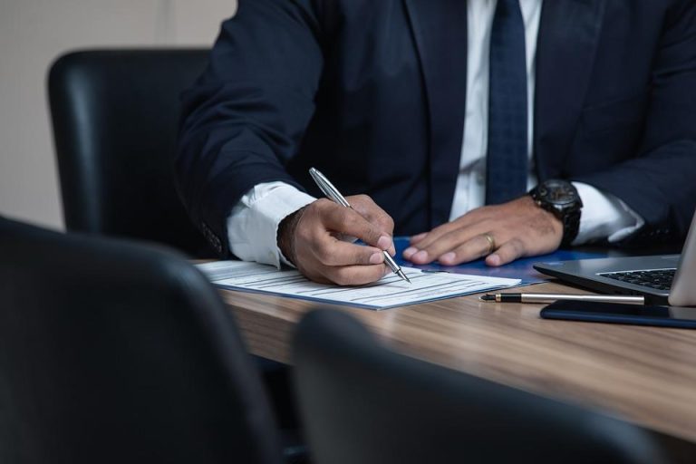 Ons team Bedrijfsovereenkomst opstellen Antwerpen: advocaat helpt ondernemers met juridische zekerheid en bescherming zakelijke relati