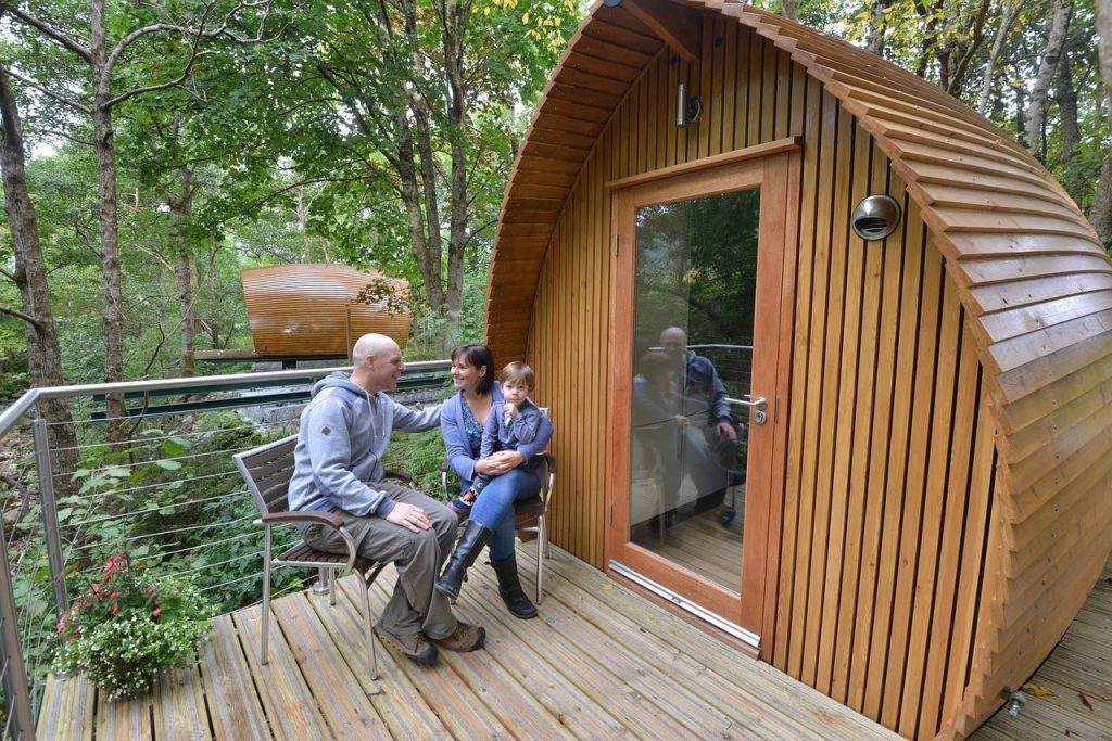 Luxe 5 sterren camping in Nederland met zwembad en natuurschoon tussen bomen, ideaal voor gezinsfamilies en glamping liefhebb