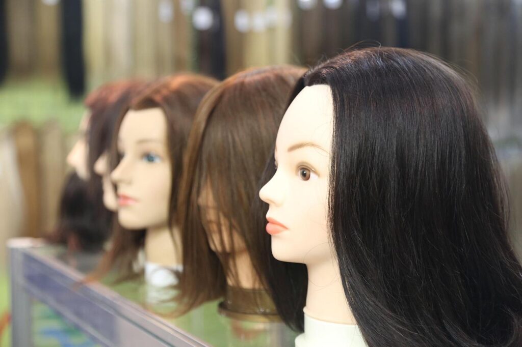 Moderne pruik gemaakt van echt haar met lace front techniek, natuurlijke haarkleuren en trendy styling opties