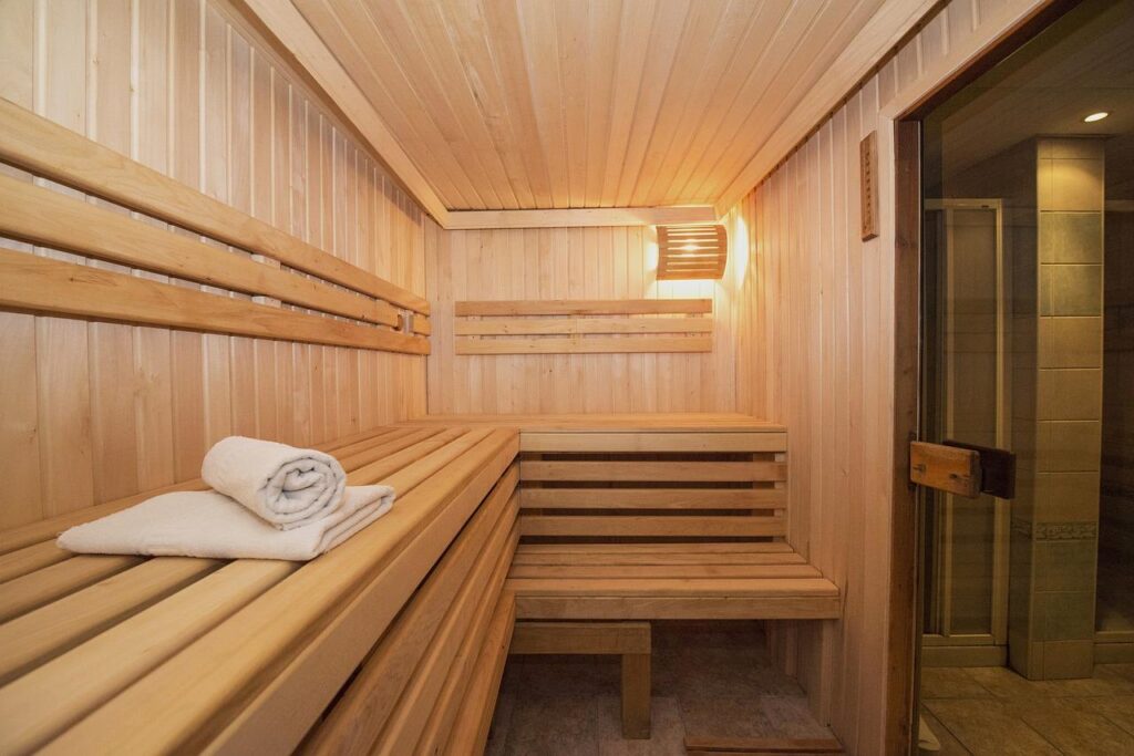 Rustige privé-spa omgeving met warm water en zachte verlichting voor een onvergetelijke spa-ervaring